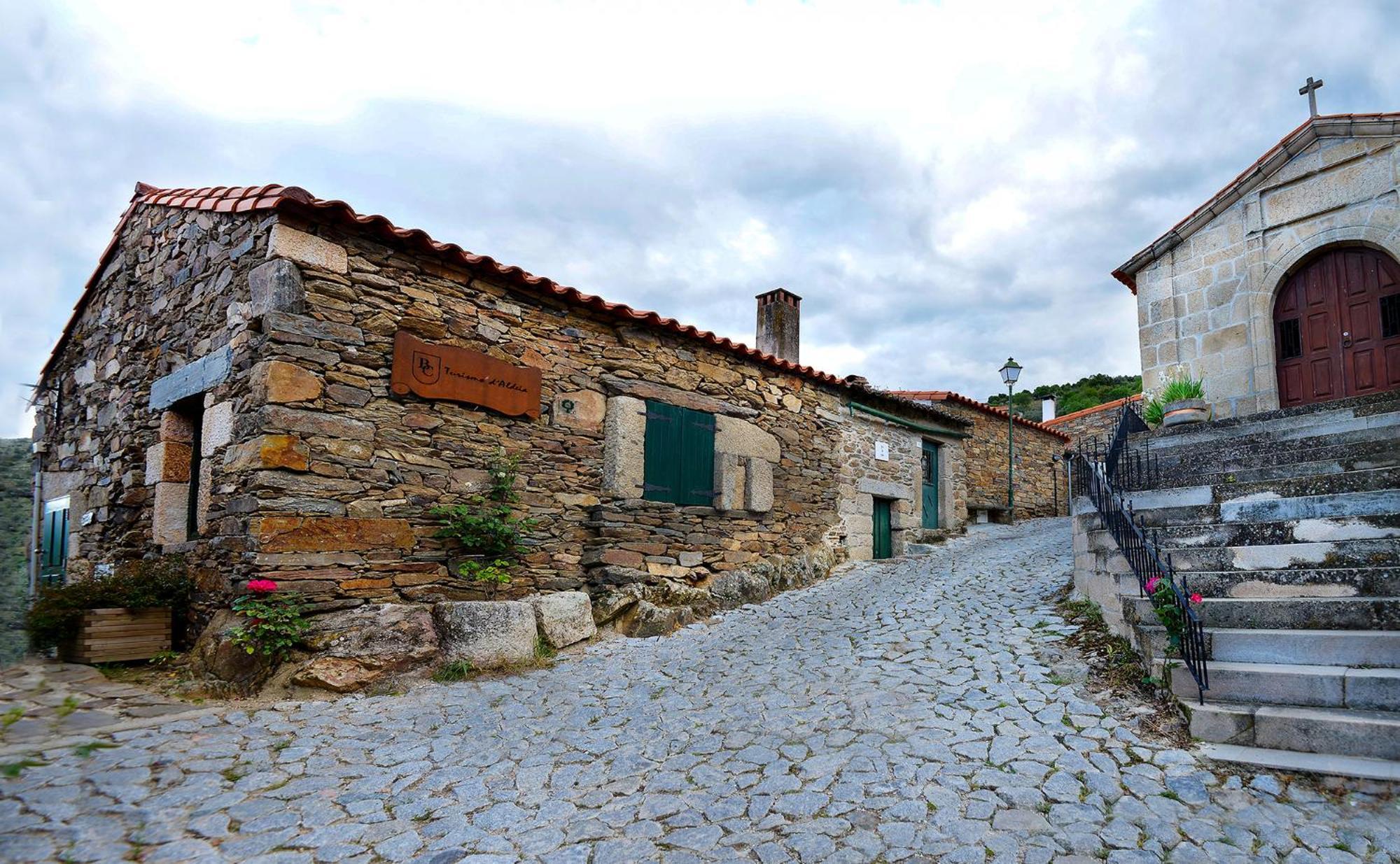 Гостевой дом Bairro Do Casal - Turismo D'Aldeia Вила-Нова-ди-Фош-Коа Экстерьер фото
